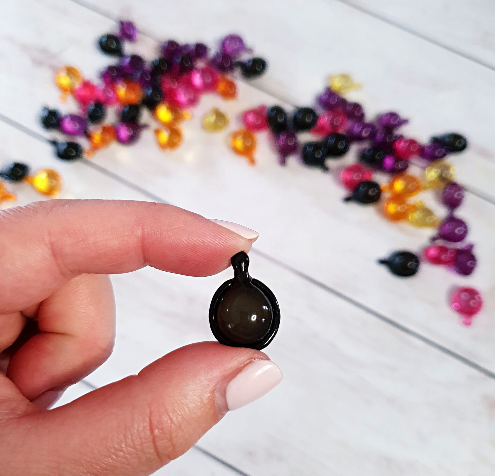 ELLIPS SHINY BLACK CAPSULE